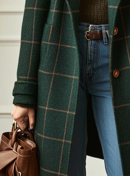 Cappotto in tweed a quadri con risvolto retrò